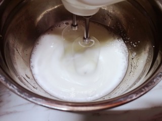7、卡通肉松蛋糕,用打蛋器高速搅打至提起打蛋器有倒立尖角不倒塌。