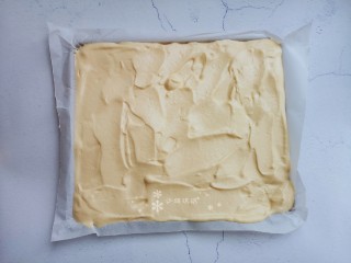 9、卡通肉松蛋糕,将拌匀的蛋糕糊装入烤盘中，将表面尽量抹平。