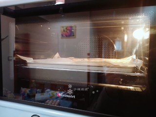 10、卡通肉松蛋糕,烤箱140度预热10分钟放入烤盘，烤45-60分钟。（每个烤箱脾气不同）