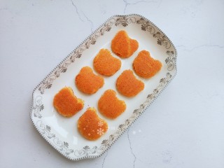 11、卡通肉松蛋糕,烤好的蛋糕晾凉后用模具切分好。