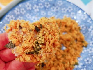 12、卡通肉松蛋糕,抹上沙拉酱然后粘上肉松。