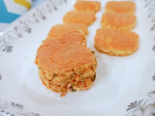 13、卡通肉松蛋糕,另一片也同样操作再盖在一起。