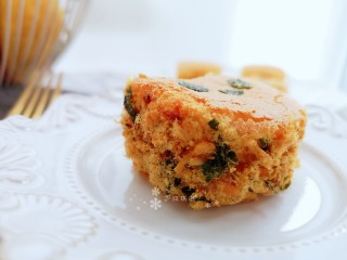 14、卡通肉松蛋糕,用紫菜切出表情，粘一点沙拉酱粘上即可。