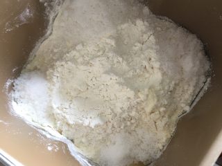 1、吾印良品～北海道吐司（直接法松软易做）,按我发的材料顺序放面包机里，最后将酵母埋中间。