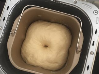 5、吾印良品～北海道吐司（直接法松软易做）,发酵完成后，用大拇指按个坑不回缩就好了！准备拿出排气！