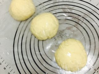 6、吾印良品～北海道吐司（直接法松软易做）,排气后分等量三份揉圆盖上保鲜膜醒发20分钟。