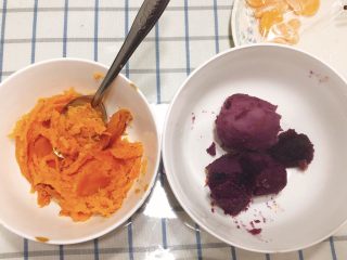 3、椰蓉薯圆,将煮熟的地瓜肉挖到碗里，皮扔掉。