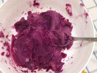 4、椰蓉薯圆,将地瓜压成泥。