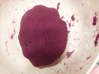 7、椰蓉薯圆,将薯团揉至光滑，喜欢吃硬一些的亲多加木薯粉揉的硬些，喜欢吃软的亲揉至薯团不粘手即可。