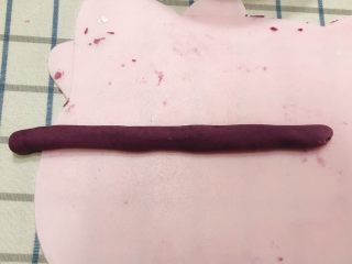 8、椰蓉薯圆,将薯团揉成直径约2厘米的条状。