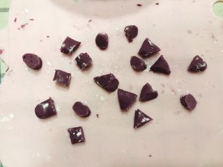 9、椰蓉薯圆,用切刀滚刀切成小粒状。