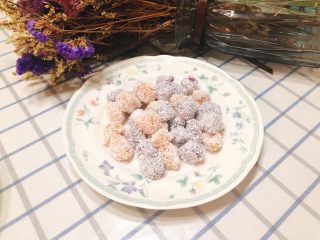 18、椰蓉薯圆,全部裹满椰蓉的薯圆。