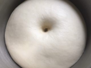 5、超软酸奶小餐包,发至二倍大,手戳个洞不回缩