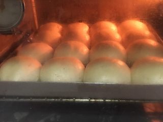 9、超软酸奶小餐包,烤箱上下温180度预热五分钟,把面包放入上下温180度烤18到20分钟