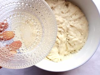 6、老面豆沙包,倒入90%的碱水揉均匀，留少量在碗里，以防碱量过多；