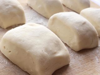 10、老面豆沙包,面团切成大小一致的小剂子；