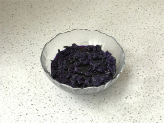 1、面包机版星空面包,蝶豆花20克加开水300克浸泡过液