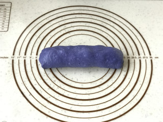 12、面包机版星空面包,由上往下卷起，收口处捏缝合。