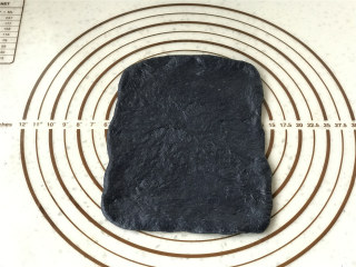 16、面包机版星空面包,黑色面团擀成片。