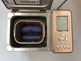 18、面包机版星空面包,将三个面卷依次放入面包桶内，设置发酵60分钟。