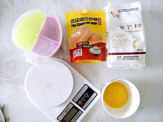 1、早餐＋火腿肉松面包,先准备揉面的材料，很简单
