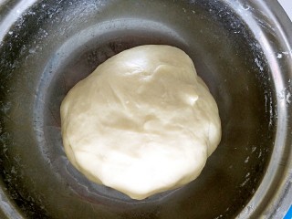 3、早餐＋火腿肉松面包,除黄油外所有揉面的材料混合，用后油法揉出手膜