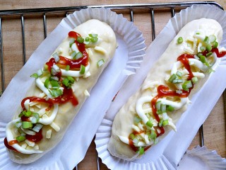 12、早餐＋火腿肉松面包,均匀的撒上香葱碎