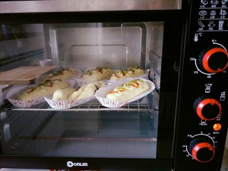 13、早餐＋火腿肉松面包,放入预热好的烤箱，180°，15到20分钟