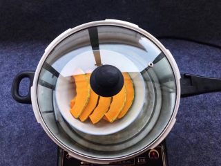 2、香糯南瓜饼,南瓜放入蒸锅中,调大火蒸20分钟。(蒸南瓜的时间可以灵活运用,看你切块大小定夺蒸的时间,蒸熟的标准以筷子轻轻插通南瓜片就可以了)