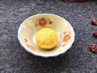 6、香糯南瓜饼,用手揉成光滑面团。