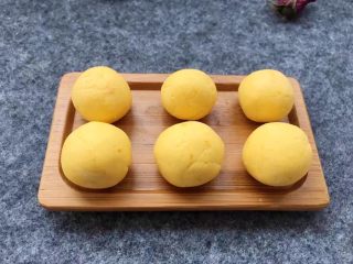 7、香糯南瓜饼,将南瓜面团搓成长条,用刀切小块,再搓成大小一致的小圆球。