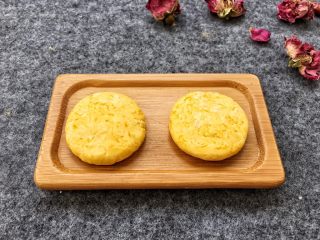 8、香糯南瓜饼,用手轻轻压扁放盘中待用。