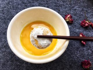 12、香糯南瓜饼,再裹上一层鸡蛋液。