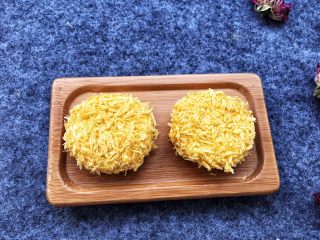 15、香糯南瓜饼,整齐放好待用。