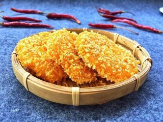 17、香糯南瓜饼,炸好的南瓜饼,用漏勺捞出来控干油装盘就可以食用了。