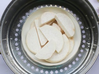 2、香醇可口的香芋饼,芋头去皮洗净蒸熟。