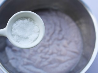 5、香醇可口的香芋饼,加入白糖。