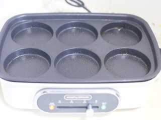 8、香醇可口的香芋饼,多功能锅刷一层油。