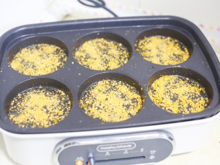 9、香醇可口的香芋饼,撒上一层面包糠。