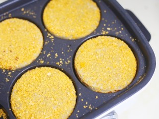 11、香醇可口的香芋饼,另一面撒上面包糠煎至金黄。