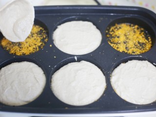 10、香醇可口的香芋饼,倒入面糊。