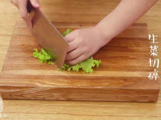 1、早餐西多士18m+,首先，生菜切碎~