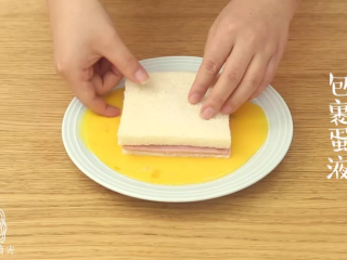 5、早餐西多士18m+,吐司各面都均匀地包裹上蛋液~