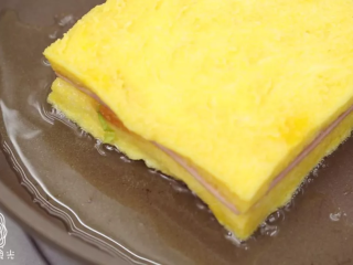 6、早餐西多士18m+,在锅中入适量油，开小火煎~