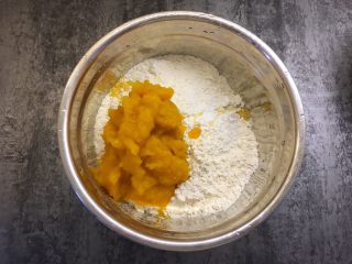 5、南瓜荷叶饼,加入面粉里
