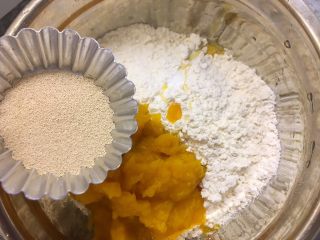 6、南瓜荷叶饼,加入酵母