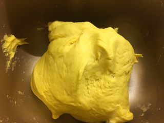 8、南瓜荷叶饼,反复揉捏十分钟左右,也可以放入面包机里揉