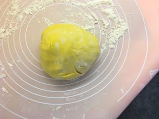 11、南瓜荷叶饼,把面团放在面板上,按压排气,可以多揉一会