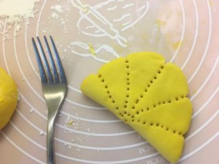 18、南瓜荷叶饼,用叉子压出叶脉