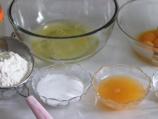 2、鲜橙方块大蛋糕,准备其他食材，挤出橙汁。鸡蛋分到无水，无油的干净盆中。